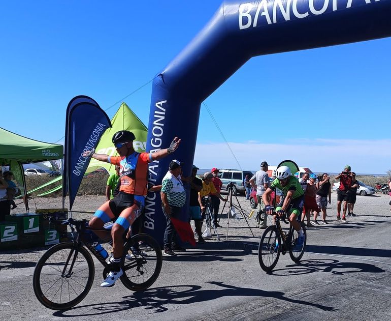 Brazos abiertos y la victoria para Velardez en la segunta etapa de la Vuelta al Valle. 