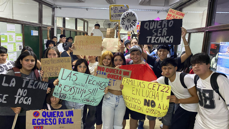 Estudiantes de las escuelas técnicas de Cipolletti rechazan la reforma del Ministerio de Educación.