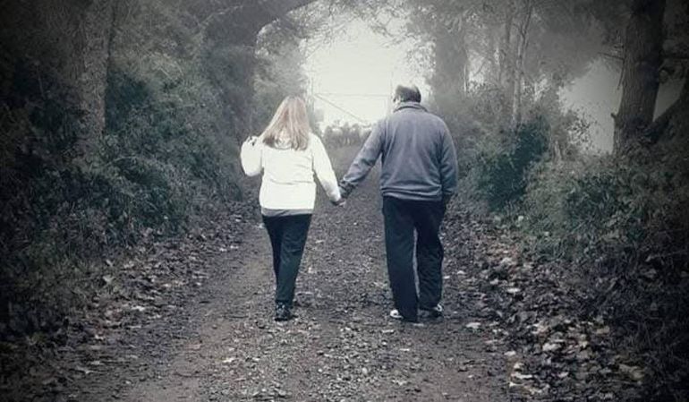 Transitan de la mano y juntos el camino de la vida.