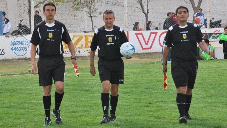 Vázquez (centro) tomó la decisión de no seguir jugando luego de sufrir cánticos xenófobos en su contra.