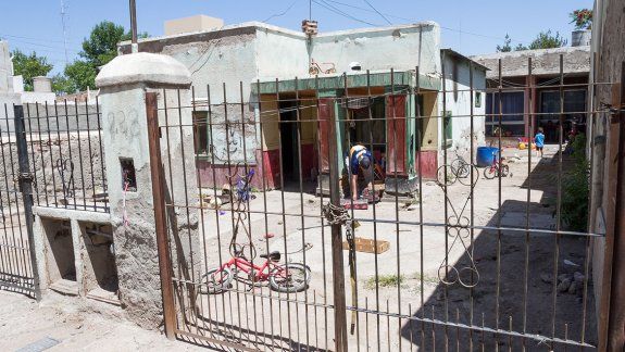 Las casas están dentro del mismo terreno, sobre calle Independencia.