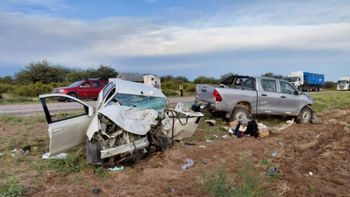 Impactante imagen de los autos que protagonizaron la tragedia en la ruta 143. Impactante imagen de los autos que protagonizaron la tragedia en la ruta 143.