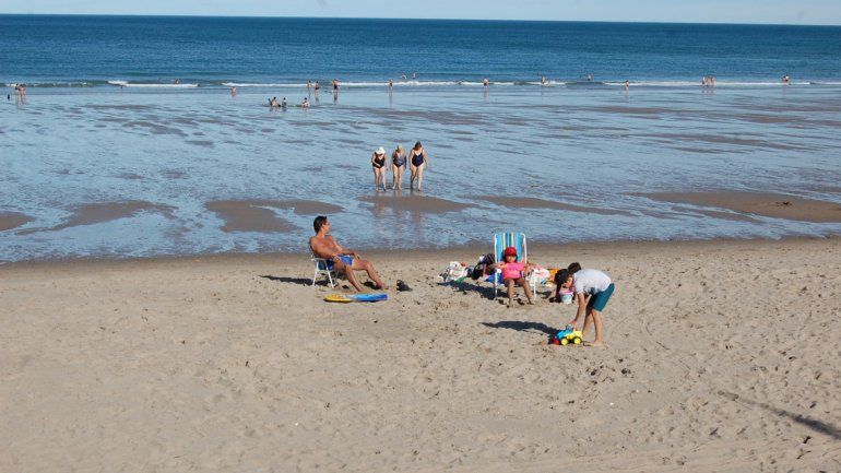 Los primeros turistas se animaron a la playa porque hizo mucho calor.