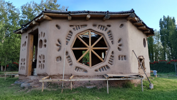 Una de las casas de barro que construyó Wilson en Cipolletti.