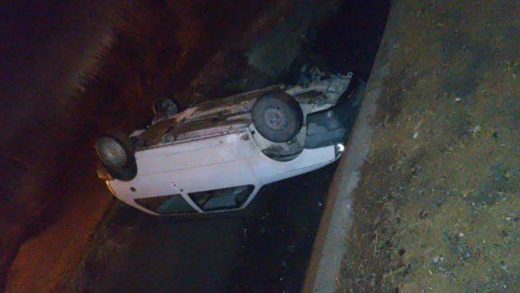 Cipoleña no vio el puente y cayó con su auto a un canal