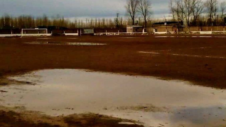 La cancha de 25 de Mayo lucía ayer en malas condiciones.