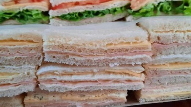 La conservación adecuada del sándwich de miga ayuda a evitar que el pan pierda humedad en la heladera.