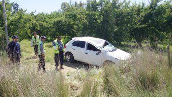 La adolescente fallecida viajaba en el asiento del acompañante y sufrió el golpe mortal debido a que el techo impactó con una piedra de gran dimensión.