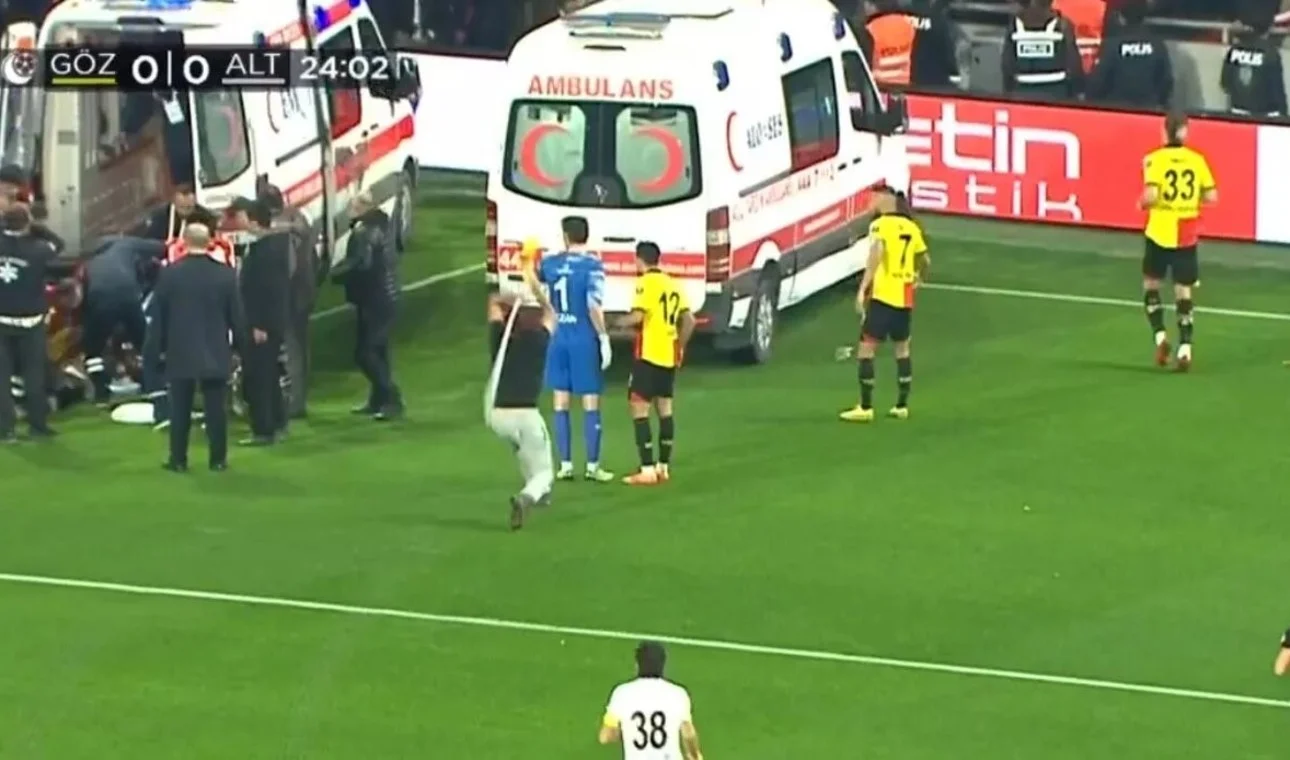 Video: hincha invasor atacó a palazos al arquero y lo mandó al hospital