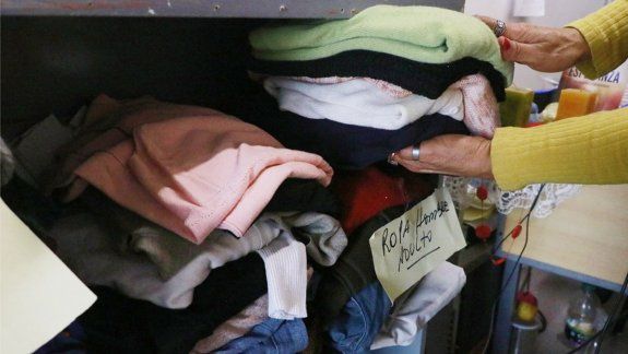 Ropero comunitario para donar o recibir abrigo en la ola polar