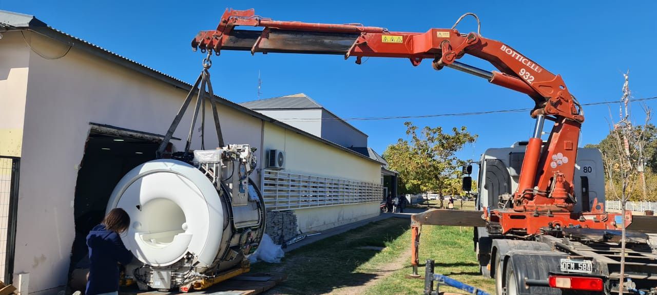 El nuevo resonador ya comenzó a ser instalado en el hospital de Cipolletti. Foto: Gentileza&nbsp;