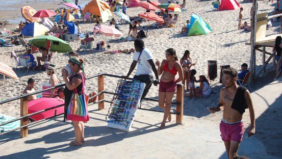 Vendedores africanos regularizados se hacen la América en Las Grutas