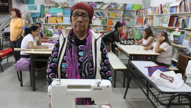 La historia de superación de Antonia, que crió a sus cuatro hijos sola y hoy asiste al taller para aprender, divertirse y salir de la rutina laboral agobiante. La historia de superación de Antonia, que crió a sus cuatro hijos sola y hoy asiste al taller para aprender, divertirse y salir de la rutina laboral agobiante.