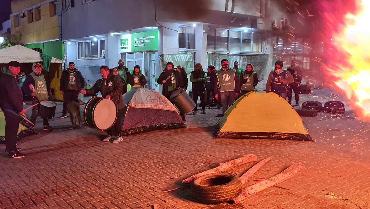 El gremio ATE acampa en Viedma para adelantar los aumentos
