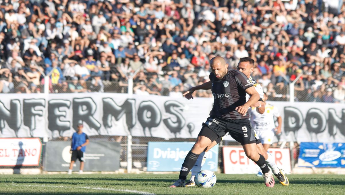 Cipolletti no pudo romper el cero ante Olimpo en la Visera e igualó sin goles