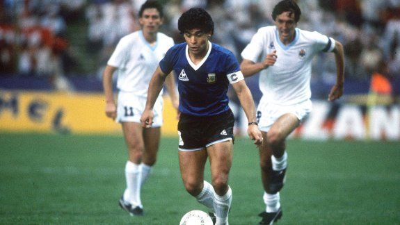 Maradona encara, Francescoli lo persigue en México 86.