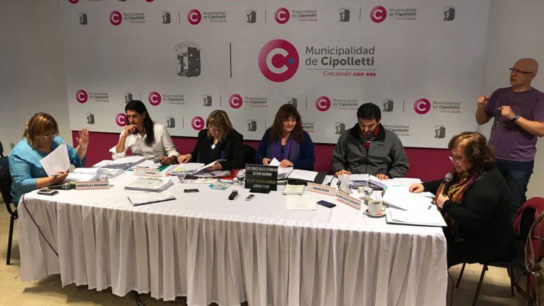 Los concejales aprobaron el proyecto para que se empiece a cobrar por estacionar 