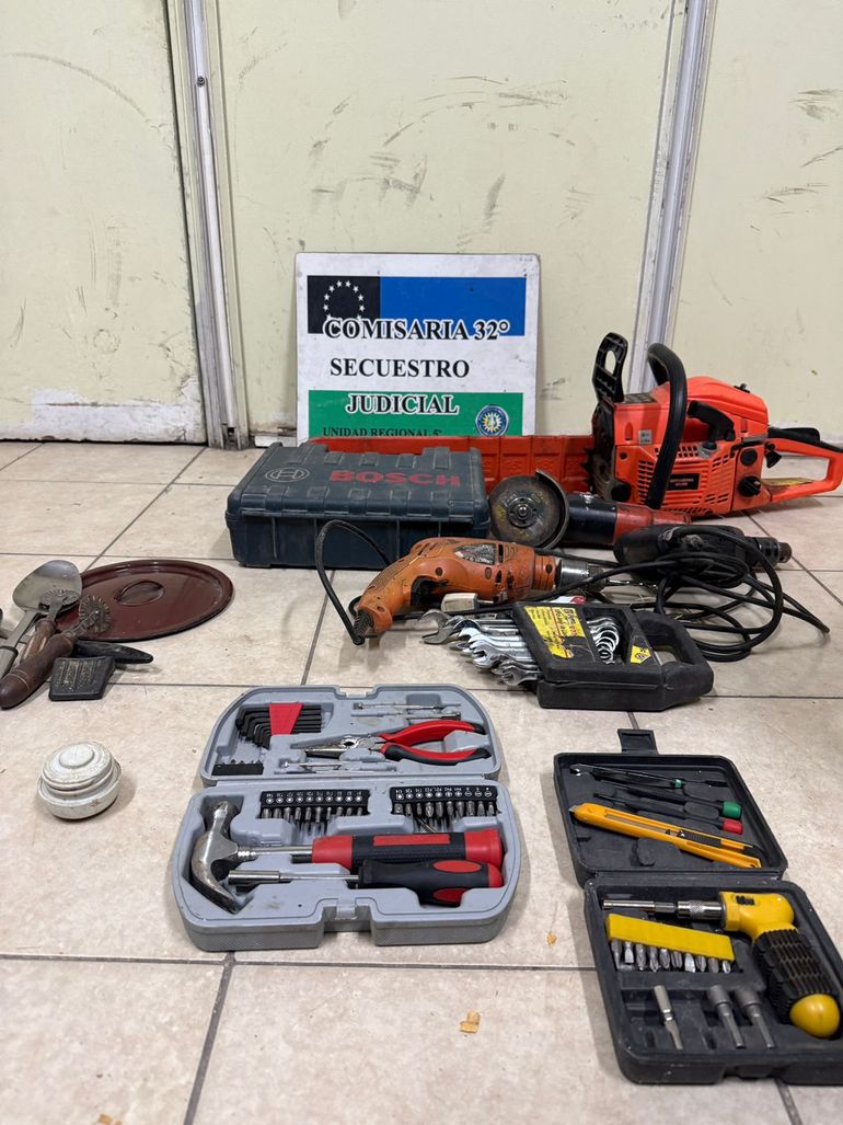 El hombre que escapó por los techos, tenía listo en bolsas elementos para robar.