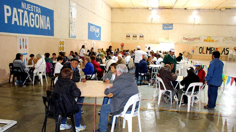 Las olimpíadas comenzaron con torneos deportivos y de naipes.