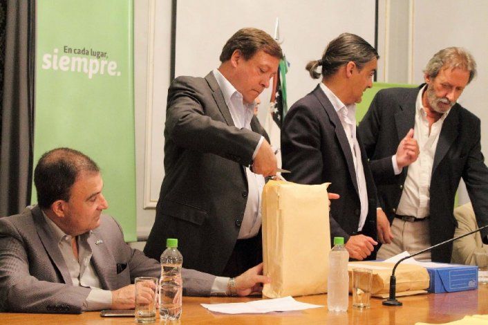 Weretilneck licitó 200 viviendas y entregó siete vehículos para Gobierno