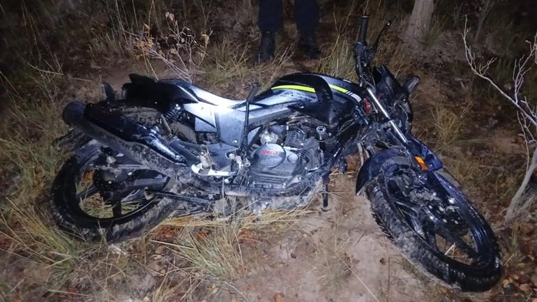 Los efectivos encontraron una moto Hero Hunk 150cc escondida. Foto: Gentileza.
