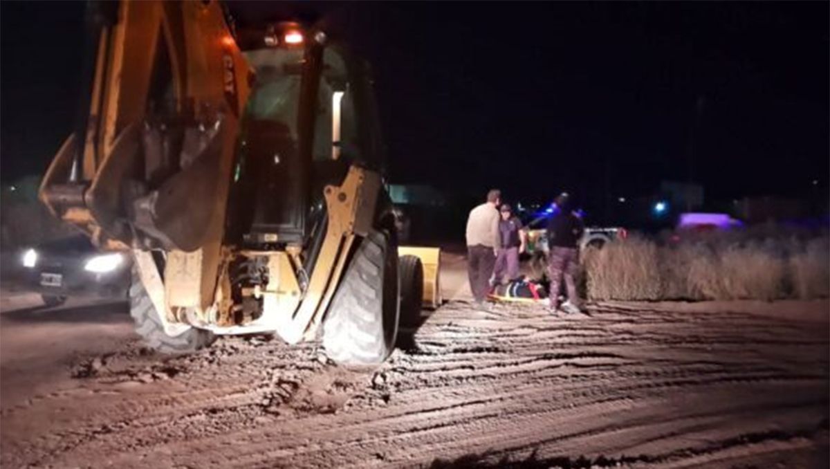 Caminaba a su casa y lo atropelló una máquina vial