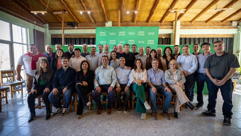 Los y las intendentes junto al gobernador Alberto Weretilneck en la cumbre de Regina.