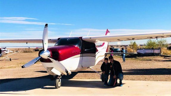 Horacio posa junto a su aeronave.