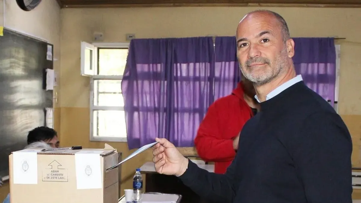 El candidato a senador por el PRO, Juan Martín emitió su voto en la Escuela N°42 de Roca.&nbsp;