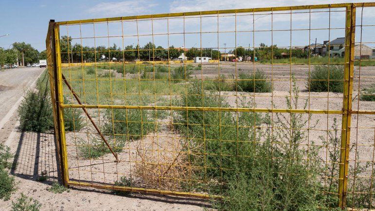 El predio fue cercado en diciembre y no hubo más avances. La obra demandará el trabajo de 80 albañiles.