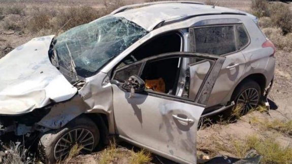 Pareja volcó sobre la Ruta 151 y se salvó de milagro