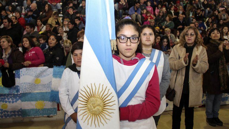 Llenos de emoción, cientos de chicos prometieron lealtad a la bandera