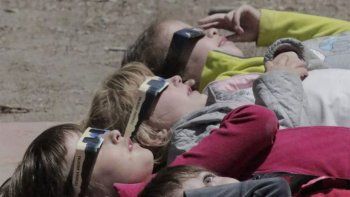 el eclipse de sol maravillo a todos en rio negro y neuquen