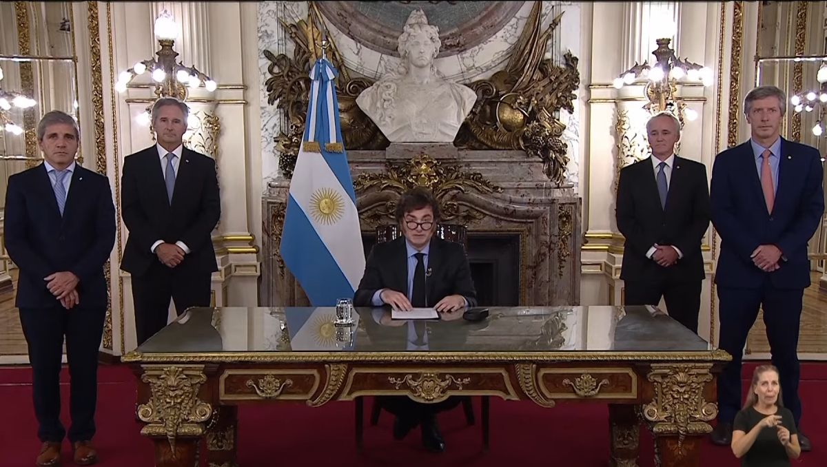 Javier Milei junto a parte de su equipo económico encabezado por Luis Caputo y Santiago Bausili.