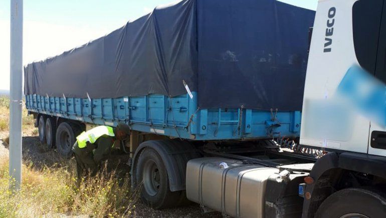 Incautaron 55 toneladas de carbonato de sodio trasladados en dos camiones