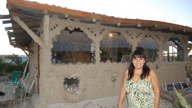 La artista Claudia Salazar construyó su casa con sus propias manos.