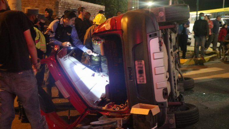 Un herido tras un impresionante vuelco en pleno oeste neuquino