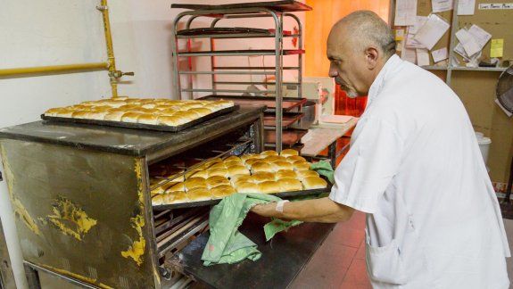 Nelson Molina y su familia encabezan una cruzada solidaria que incluye a vecinos y empresarios, en apoyo a comedores comunitarios y familias de bajos recursos.