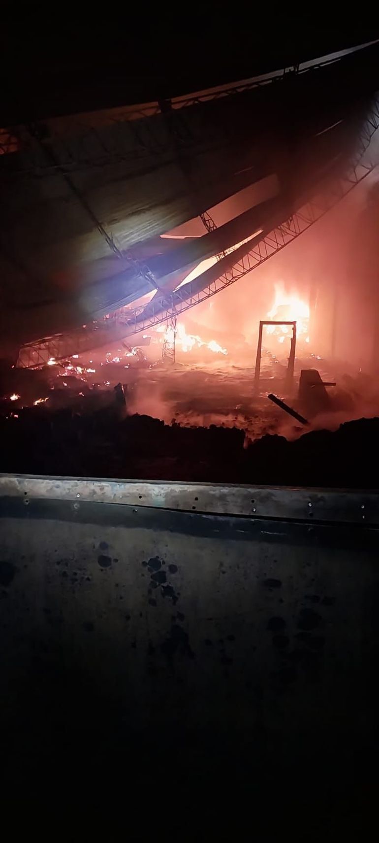 Las llamas alcanzaron unas oficinas internas y una vivienda fue evacuada preventivamente. 