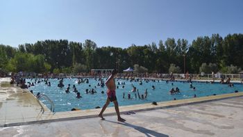 La pileta del predio municipal reúne a cientos de chicos cada año. La pileta del predio municipal reúne a cientos de chicos cada año.