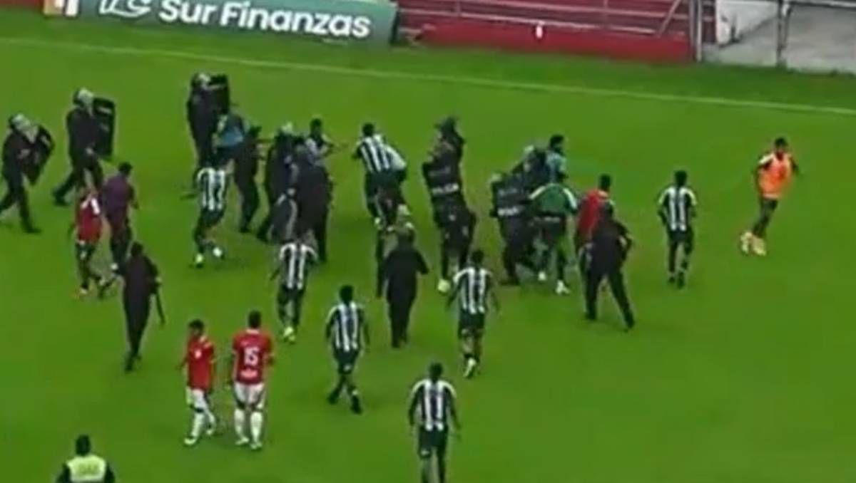 La paliza que le dieron los jugadores a los árbitros en las semifinales de la liga tucumana