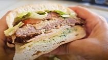 El menor intentó pasarle al preso la droga dentro de la milanesa. 