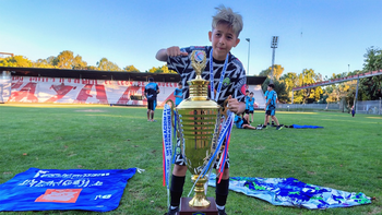 Valentín, con el trofeo de campeón que conquistó en Chile junto a sus compañeros.