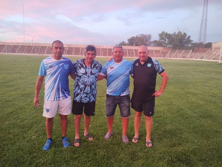 Marcelo Bastías junto a los dirigentes