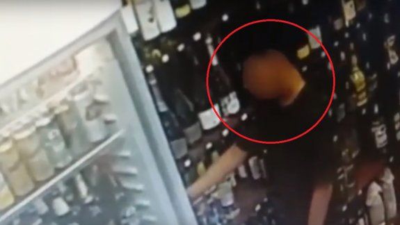 Entró a robar en una vinoteca con un amigo y quedó todo grabado 