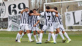 El festejo de los jugadores por uno de los goles. Triunfazo.