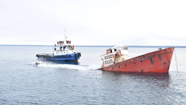 Video: Así hundieron el pesquero para el paseo submarino