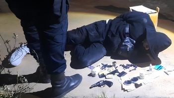 El hombre fue atrapado en Cinco Saltos por el aviso de vecinos. La policía le encontró un arma cargada y drogas. 