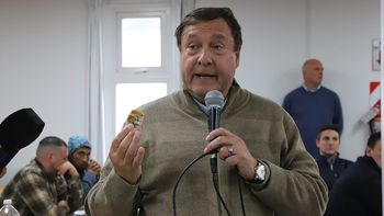 Weretilneck sostuvo una roca para explicar que sin decisión política, el mineral no existe.