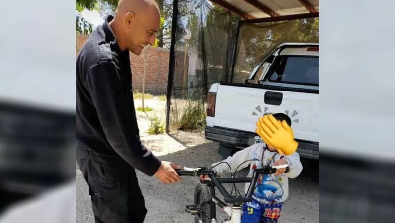 El emocionante gesto de un policía que le devolvió la alegría a un niño de la región